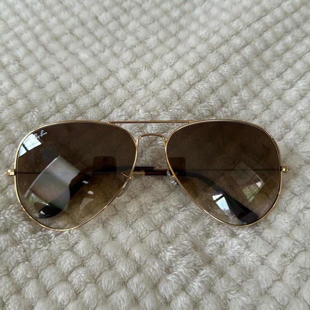 Ray-Ban aviator sunglasses with gold frames.